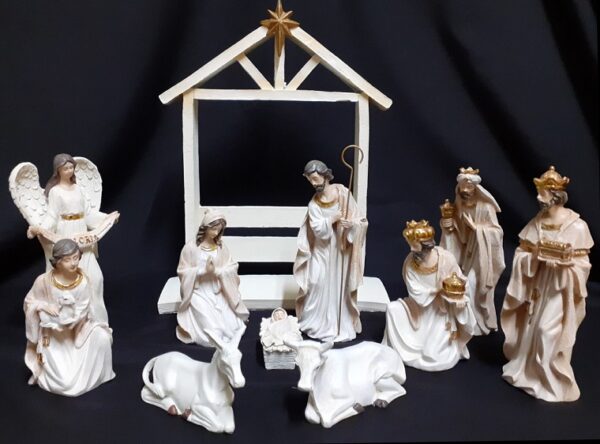 € 89 – 10 Piece Hand Painted With Gold Highlights & Shelter – 89411